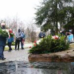 13.04.2021 Kielce. Złożenie kwiatów przed pomnikiem Zbrodni Katyńskiej na cmentarzu Partyzanckim. Kwiaty składa Andrzej Bętkowski - marszałek województwa świętokrzyskiego / Wiktor Taszłow / Radio Kielce