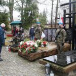 13.04.2021 Kielce. Złożenie kwiatów przed pomnikiem Zbrodni Katyńskiej na cmentarzu Partyzanckim. Kwiaty składa Andrzej Bętkowski - marszałek województwa świętokrzyskiego / Wiktor Taszłow / Radio Kielce