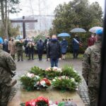 13.04.2021 Kielce. Złożenie kwiatów przed pomnikiem Zbrodni Katyńskiej na cmentarzu Partyzanckim. Kwiaty składa Mirosław Gębski - starosta kielecki / Wiktor Taszłow / Radio Kielce