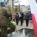 13.04.2021 Kielce. Złożenie kwiatów przed pomnikiem Zbrodni Katyńskiej na cmentarzu Partyzanckim. Kwiaty składa Szczepan Skorupski - sekretarz UM Kielce / Wiktor Taszłow / Radio Kielce