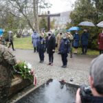 13.04.2021 Kielce. Złożenie kwiatów przed pomnikiem Zbrodni Katyńskiej na cmentarzu Partyzanckim. Kwiaty składa Szczepan Skorupski - sekretarz UM Kielce / Wiktor Taszłow / Radio Kielce