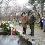 13.04.2021 Kielce. Złożenie kwiatów przed pomnikiem Zbrodni Katyńskiej na cmentarzu Partyzanckim. Na zdjęciu (po lewej): ppłk Paweł Polak - Centrum Przygotowań do Misji Zagranicznych w Kielcach / Wiktor Taszłow / Radio Kielce