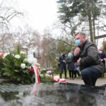 13.04.2021 Kielce. Złożenie kwiatów przed pomnikiem Zbrodni Katyńskiej na cmentarzu Partyzanckim. Kwiaty składa Andrzej Wilkosz - Przewodniczący Powiatu Kieleckiego Zjednoczenie Chrześcijańskich Rodzin / Wiktor Taszłow / Radio Kielce