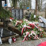 13.04.2021 Kielce. Złożenie kwiatów przed pomnikiem Zbrodni Katyńskiej na cmentarzu Partyzanckim / Wiktor Taszłow / Radio Kielce