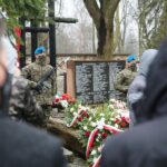 13.04.2021 Kielce. Złożenie kwiatów przed pomnikiem Zbrodni Katyńskiej na cmentarzu Partyzanckim / Wiktor Taszłow / Radio Kielce