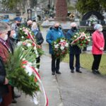 13.04.2021 Kielce. Złożenie kwiatów przed pomnikiem Sybiraków na cmentarzu Starym w Kielcach / Wiktor Taszłow / Radio Kielce
