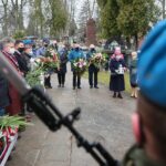 13.04.2021 Kielce. Złożenie kwiatów przed pomnikiem Sybiraków na cmentarzu Starym w Kielcach / Wiktor Taszłow / Radio Kielce