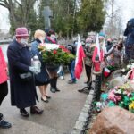 13.04.2021 Kielce. Złożenie kwiatów przed pomnikiem Sybiraków na cmentarzu Starym w Kielcach. Kwiaty składają (od lewej) Patrycja Zatorska-Milewska, zastępca naczelnika kieleckiej,  Anna Łakomiec - prezes Stowarzyszenia „Kielecka Rodzina Katyńska”, Dorota Koczwańska-Kalita - naczelnik kieleckiej delegatury Instytutu Pamięci Narodowej, Jolanta Kulińska - wiceprezes Stowarzyszenia „Kielecka Rodzina Katyńska” / Wiktor Taszłow / Radio Kielce