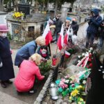 13.04.2021 Kielce. Złożenie kwiatów przed pomnikiem Sybiraków na cmentarzu Starym w Kielcach. Kwiaty składają (od lewej) Patrycja Zatorska-Milewska, zastępca naczelnika kieleckiej,  Anna Łakomiec - prezes Stowarzyszenia „Kielecka Rodzina Katyńska”, Dorota Koczwańska-Kalita - naczelnik kieleckiej delegatury Instytutu Pamięci Narodowej, Jolanta Kulińska - wiceprezes Stowarzyszenia „Kielecka Rodzina Katyńska” / Wiktor Taszłow / Radio Kielce