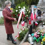 13.04.2021 Kielce. Złożenie kwiatów przed pomnikiem Sybiraków na cmentarzu Starym w Kielcach. Kwiaty składa Krzysztof Słoń - senator / Wiktor Taszłow / Radio Kielce
