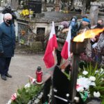 13.04.2021 Kielce. Złożenie kwiatów przed pomnikiem Sybiraków na cmentarzu Starym w Kielcach. Kwiaty składa Andrzej Bętkowski - marszałek województwa świętokrzyskiego / Wiktor Taszłow / Radio Kielce