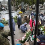 13.04.2021 Kielce. Złożenie kwiatów przed pomnikiem Sybiraków na cmentarzu Starym w Kielcach / Wiktor Taszłow / Radio Kielce