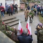 13.04.2021 Kielce. Złożenie kwiatów przed pomnikiem Sybiraków na cmentarzu Starym w Kielcach / Wiktor Taszłow / Radio Kielce