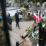 13.04.2021 Kielce. Złożenie kwiatów przed pomnikiem Sybiraków na cmentarzu Starym w Kielcach. Kwiaty składa Szczepan Skorupski - sekretarz UM Kielce / Wiktor Taszłow / Radio Kielce