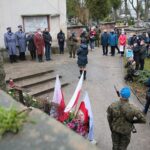 13.04.2021 Kielce. Złożenie kwiatów przed pomnikiem Sybiraków na cmentarzu Starym w Kielcach / Wiktor Taszłow / Radio Kielce