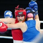 14.04.2021. Kielce. Młodzieżowe Mistrzostwa Świata Kobiet i Mężczyzn w Boksie. Na zdjęciu: Julia Szeremeta (Polska; czerwony strój) vs. Bojana Gojkovic (Czarnogóra; niebieski strój) / Wiktor Taszłow / Radio Kielce