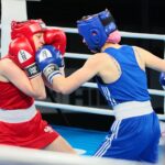 14.04.2021. Kielce. Młodzieżowe Mistrzostwa Świata Kobiet i Mężczyzn w Boksie. Na zdjęciu: Julia Szeremeta (Polska; czerwony strój) vs. Bojana Gojkovic (Czarnogóra; niebieski strój) / Wiktor Taszłow / Radio Kielce