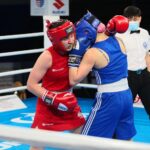 14.04.2021. Kielce. Młodzieżowe Mistrzostwa Świata Kobiet i Mężczyzn w Boksie. Na zdjęciu: Julia Szeremeta (Polska; czerwony strój) vs. Bojana Gojkovic (Czarnogóra; niebieski strój) / Wiktor Taszłow / Radio Kielce