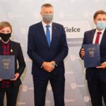 15.04.2021. Kielce. Nowi zastępcy prezydenta Kielc. Na zdjęciu (od lewej): Agata Wojda - nowy zastępca prezydenta Kielc, Bogdan Wenta - prezydent Kielc i Marcin Chłodnicki - nowy zastępca prezydenta Kielc / Wiktor Taszłow / Radio Kielce