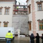 15.04.2021. Kielce. Próbny montaż rzeźb posłów moskiewskich i szwedzkich na Dawnym Pałacu Biskupów Krakowskich / Wiktor Taszłow / Radio Kielce