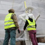 15.04.2021. Kielce. Próbny montaż rzeźb posłów moskiewskich i szwedzkich na Dawnym Pałacu Biskupów Krakowskich / Wiktor Taszłow / Radio Kielce