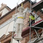 15.04.2021. Kielce. Próbny montaż rzeźb posłów moskiewskich i szwedzkich na Dawnym Pałacu Biskupów Krakowskich / Wiktor Taszłow / Radio Kielce