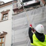 15.04.2021. Kielce. Próbny montaż rzeźb posłów moskiewskich i szwedzkich na Dawnym Pałacu Biskupów Krakowskich / Wiktor Taszłow / Radio Kielce