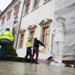 15.04.2021. Kielce. Próbny montaż rzeźb posłów moskiewskich i szwedzkich na Dawnym Pałacu Biskupów Krakowskich / Wiktor Taszłow / Radio Kielce