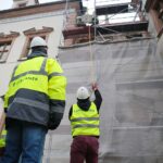 15.04.2021. Kielce. Próbny montaż rzeźb posłów moskiewskich i szwedzkich na Dawnym Pałacu Biskupów Krakowskich / Wiktor Taszłow / Radio Kielce