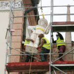 15.04.2021. Kielce. Próbny montaż rzeźb posłów moskiewskich i szwedzkich na Dawnym Pałacu Biskupów Krakowskich / Wiktor Taszłow / Radio Kielce