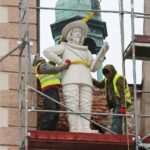 15.04.2021. Kielce. Próbny montaż rzeźb posłów moskiewskich i szwedzkich na Dawnym Pałacu Biskupów Krakowskich / Wiktor Taszłow / Radio Kielce