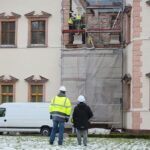 15.04.2021. Kielce. Próbny montaż rzeźb posłów moskiewskich i szwedzkich na Dawnym Pałacu Biskupów Krakowskich / Wiktor Taszłow / Radio Kielce