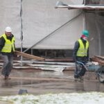 15.04.2021. Kielce. Próbny montaż rzeźb posłów moskiewskich i szwedzkich na Dawnym Pałacu Biskupów Krakowskich / Wiktor Taszłow / Radio Kielce