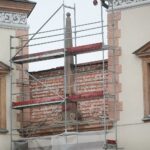 15.04.2021. Kielce. Próbny montaż rzeźb posłów moskiewskich i szwedzkich na Dawnym Pałacu Biskupów Krakowskich / Wiktor Taszłow / Radio Kielce