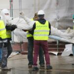 15.04.2021. Kielce. Próbny montaż rzeźb posłów moskiewskich i szwedzkich na Dawnym Pałacu Biskupów Krakowskich / Wiktor Taszłow / Radio Kielce