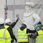 15.04.2021. Kielce. Próbny montaż rzeźb posłów moskiewskich i szwedzkich na Dawnym Pałacu Biskupów Krakowskich / Wiktor Taszłow / Radio Kielce