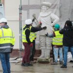 15.04.2021. Kielce. Próbny montaż rzeźb posłów moskiewskich i szwedzkich na Dawnym Pałacu Biskupów Krakowskich / Wiktor Taszłow / Radio Kielce