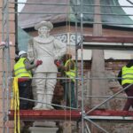 15.04.2021. Kielce. Próbny montaż rzeźb posłów moskiewskich i szwedzkich na Dawnym Pałacu Biskupów Krakowskich / Wiktor Taszłow / Radio Kielce