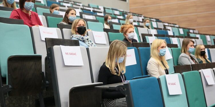 15.04.2021. Kielce. Collegium Medicum UJK. Międzynarodowa konferencja / Wiktor Taszłow / Radio Kielce