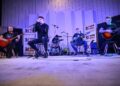 15.04.2021. Kielce. Koncert zespołu "Nocny Kochanek" w Radiu Kielce.  Na zdjęciu (od lewej): Robert "Kazon" Kazanowski (gitara), Krzysiek Sokołowski (wokal), Artur Żurek (perkusja), Artur Pochwała (bas), Arkadiusz Majstrak (gitara) / Wiktor Taszłow / Radio Kielce
