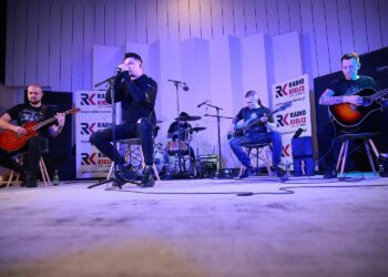 15.04.2021. Kielce. Koncert zespołu "Nocny Kochanek" w Radiu Kielce.  Na zdjęciu (od lewej): Robert "Kazon" Kazanowski (gitara), Krzysiek Sokołowski (wokal), Artur Żurek (perkusja), Artur Pochwała (bas), Arkadiusz Majstrak (gitara) / Wiktor Taszłow / Radio Kielce