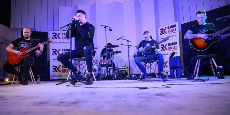 15.04.2021. Kielce. Koncert zespołu "Nocny Kochanek" w Radiu Kielce.  Na zdjęciu (od lewej): Robert "Kazon" Kazanowski (gitara), Krzysiek Sokołowski (wokal), Artur Żurek (perkusja), Artur Pochwała (bas), Arkadiusz Majstrak (gitara) / Wiktor Taszłow / Radio Kielce