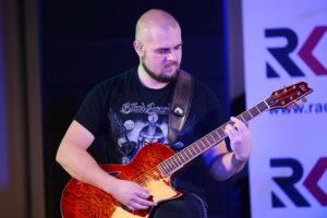 Kazanowski (gitara), Krzysiek Sokołowski (wokal), Artur Żurek (perkusja) / Wiktor Taszłow / Radio Kielce