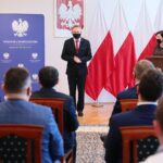 20.004.2021. Kielce. Przekazanie samorządom dofinansowania na ochronę wąwozów lessowych. Przemawia Zbigniew Koniusz - wojewoda świętokrzyski / Wiktor Taszłow / Radio Kielce