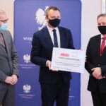 20.004.2021. Kielce. Przekazanie samorządom dofinansowania na ochronę wąwozów lessowych. Na zdjęciu (od lewej): Robert Wzorek -dyrektor Wydziału Infrastruktury i Rozwoju, Marcin Piwnik - starosta Sandomierski, Zbigniew Koniusz - wojewoda świętokrzyski / Wiktor Taszłow / Radio Kielce