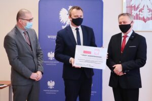 20.004.2021. Kielce. Przekazanie samorządom dofinansowania na ochronę wąwozów lessowych. Na zdjęciu (od lewej): Robert Wzorek -dyrektor Wydziału Infrastruktury i Rozwoju, Marcin Piwnik - starosta Sandomierski, Zbigniew Koniusz - wojewoda świętokrzyski / Wiktor Taszłow / Radio Kielce