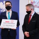 20.004.2021. Kielce. Przekazanie samorządom dofinansowania na ochronę wąwozów lessowych. Na zdjęciu (od lewej): Piotr Babicki - starosta Starachowicki, Zbigniew Koniusz - wojewoda świętokrzyski / Wiktor Taszłow / Radio Kielce