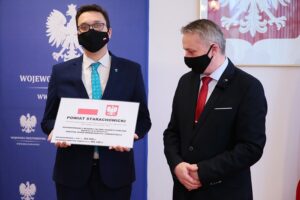 20.004.2021. Kielce. Przekazanie samorządom dofinansowania na ochronę wąwozów lessowych. Na zdjęciu (od lewej): Piotr Babicki - starosta Starachowicki, Zbigniew Koniusz - wojewoda świętokrzyski / Wiktor Taszłow / Radio Kielce