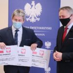 20.004.2021. Kielce. Przekazanie samorządom dofinansowania na ochronę wąwozów lessowych. Na zdjęciu (od lewej): Marek Łukaszek -wójt gminy Dwikozy, Zbigniew Koniusz - wojewoda świętokrzyski / Wiktor Taszłow / Radio Kielce