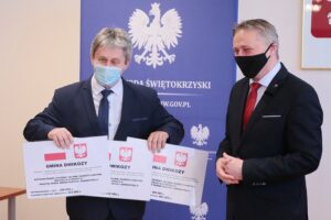 20.004.2021. Kielce. Przekazanie samorządom dofinansowania na ochronę wąwozów lessowych. Na zdjęciu (od lewej): Marek Łukaszek -wójt gminy Dwikozy, Zbigniew Koniusz - wojewoda świętokrzyski / Wiktor Taszłow / Radio Kielce